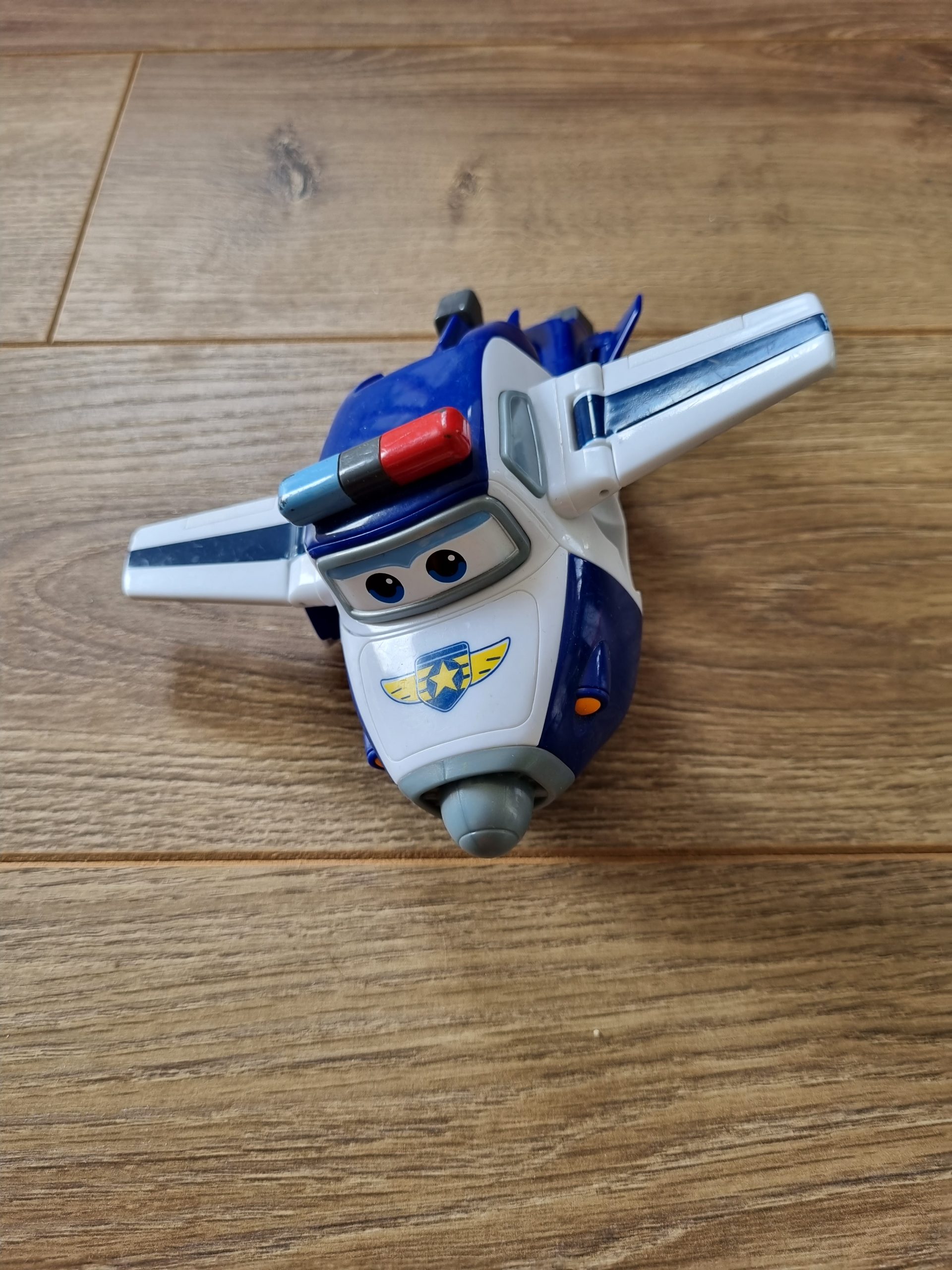 מטוס על משטרה