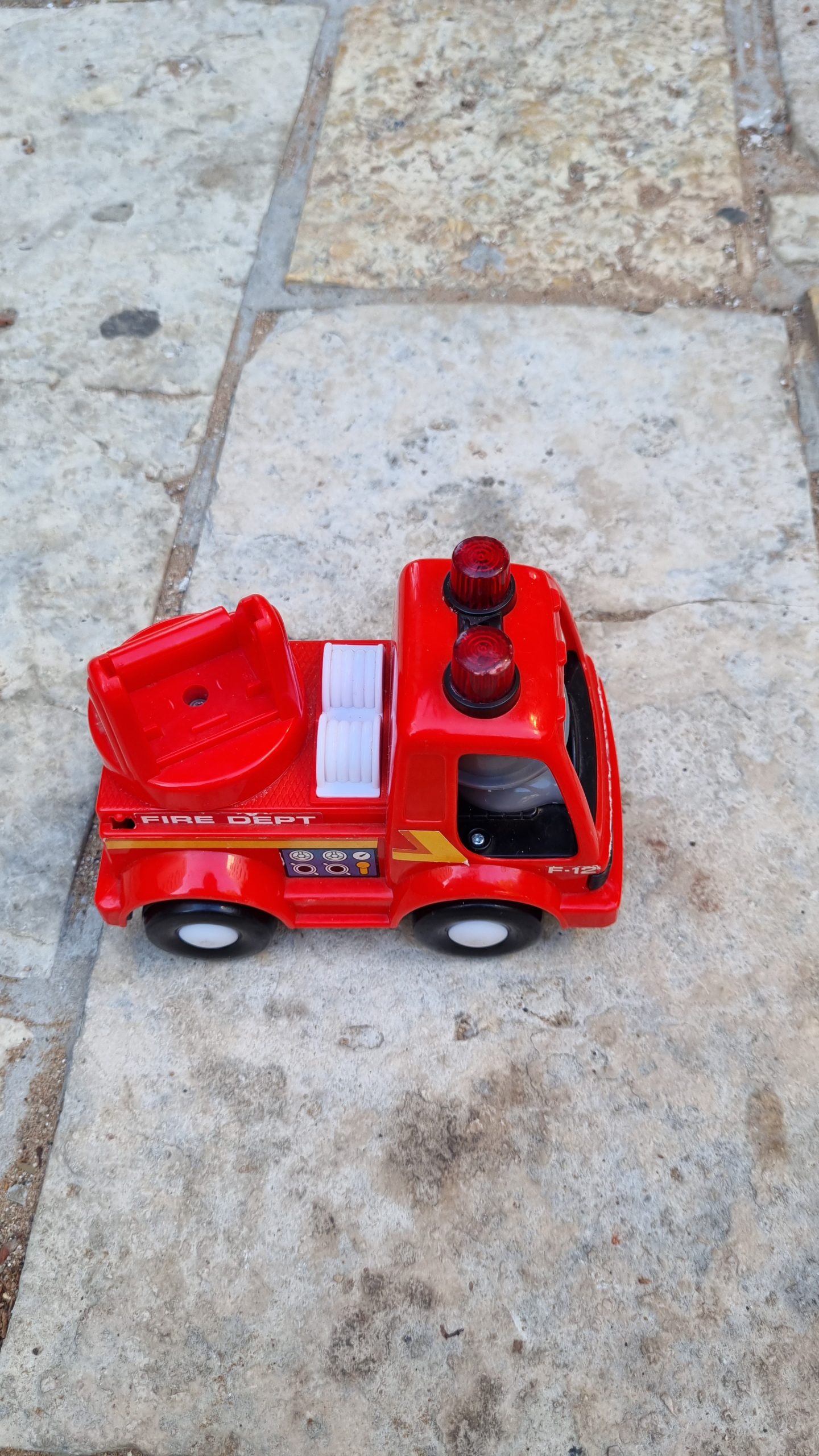 מכונית קטנה אדומה